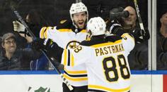 Pastrňák asistoval a Boston vyhrál. Pavelec střídal Lundqvista