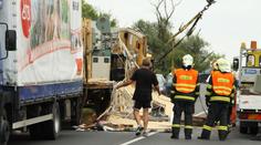 Maringotka kinematografu se v serpentinách převrátila na dodávku