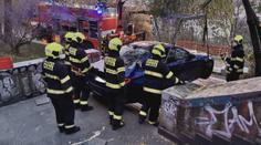 Projel Nuselák v protisměru, skončil na schodech. Policisté hledají svědky