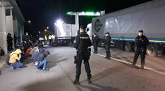 Na dálnici D2 policisté zadrželi kamion, v návěsu našli desítky lidí!