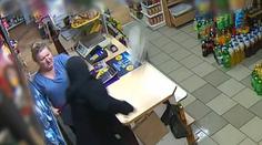 Zloděj v obchodě hrozil pistolí. Majitelka ho zpacifikovala mopem