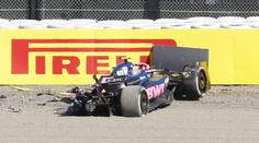 Děsivá nehoda v tréninku F1. Nováček totálně sešrotoval svůj vůz
