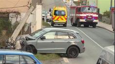Prchající řidič málem smetl policistu, pak přerazil sloup!