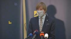 Vláda ruší zákaz volného pohybu, shromažďovat se smí víc lidí, může se do ciziny
