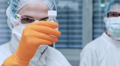 Vakcína na covid-19 mu měla zničit psychiku, AstraZeneca to odmítá