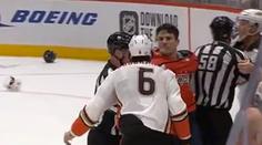 Nechutný útok Vránova parťáka: Protihráči v NHL plivl do obličeje!