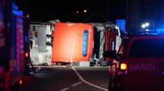 Při zásahu zemřel mladý hasič. Zůstal uvězněný v kabině převrácené cisterny