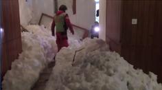 V Alpách napadl další metr sněhu! Přívaly prorazily okna hotelu