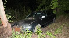 Opilá žena vylétla s autem ze silnice, zraněné dítě skončilo v nemocnici