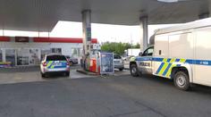Muž s pistolí přepadl benzinku, je na útěku! Prodavač se zhroutil