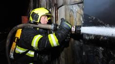 Vyhořelý sklad už jen doutná, místo navštívil i primátor