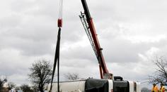 Zájezdový autobus s 19 cestujícími se převrátil