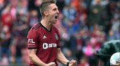 Tohle nebyla červená? Wiesner drsně sundal protihráče, sudí nepískal