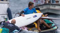 Kousek od tragédie. Australský surfař se na olympiádě málem utopil