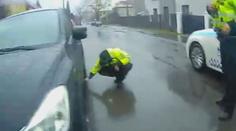Před policií se schoval pod auto. Muž měl v Ostravě krást stroj Technických služeb