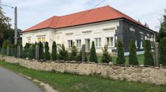 Historická škola mizí pod moderní fasádou. Nejde s tím nic dělat