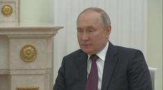 VIDEO: Putinovi se křečí rozklepaly nohy. Na jednání se nedokázal soustředit
