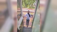 VIDEO: Kvůli záběru na TikTok se vyklonila z vlaku. Sloup jí málem urazil hlavu