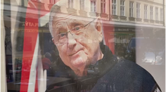 VIDEO: Mrtvý, ale stejně prodává! Menzel ožil po smrti v reklamě na svetry