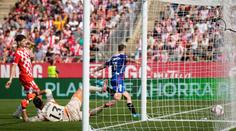 V Gironě se kopaly tři penalty, Krejčí se raduje z výhry. Barca přejela Alavés