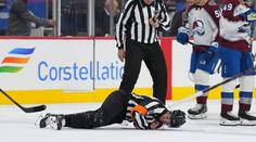 Strach o sudího v NHL. Po kontaktu s hráčem opouštěl led na nosítkách