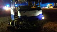 Autobus se srazil s autem a skončil v poli. Třináct zraněných!