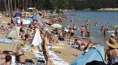 Jezero Lhota si zakládá na čistotě vody. Dřív tam naháči "bojovali" proti komunismu
