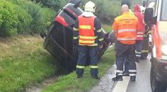 Luxusní audi s kmotrovskou značkou skončilo na dálnici D8 na střeše!
