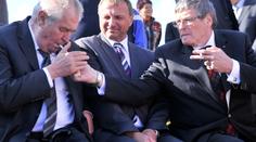 Chcete si přivydělat? Prezident nabízí 100 tisíc korun