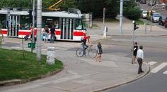 Stařence v tramvaji strhl zlodějíček z krku zlatý řetízek! Dopadli ho