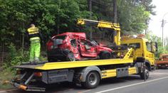 Prudký náraz kamionu zdemoloval auto, spolujezdkyně nepřežila