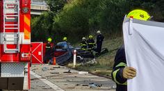 Při nehodě na D5 zahynuli tři lidé. Za tragédii může zřejmě prasklá pneumatika