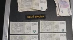 Senior poslal podvodníkům půl milionu. Úplnou náhodou získal peníze zpět