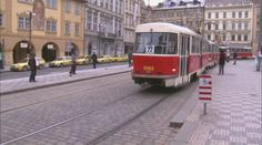 Frajer na skejtu napálil do tramvaje. Nemá ani škrábanec