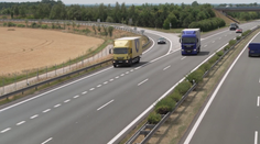 Dodávka vybrzdila kamion. Šoféři často neví, jak se na nájezdech chovat, míní experti