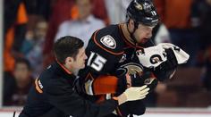 KRUTÉ! Anaheim vykoupil vítězství krvavým zraněním kapitána
