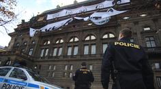 Střechu Národního divadla obsadili aktivisté! Poškodí národní památku?