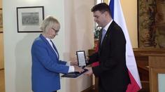 Jedna z nejkontroverznějších postav české diplomacie Filipi dostala medaili