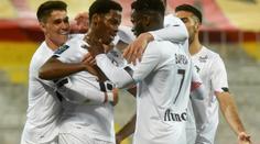 Lille smetlo Lens a drží náskok na PSG. Na Ostrovech ztratil Leicester