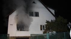 Seniorku vyhnaly v noci z domu plameny, obývák jí vyhořel!