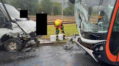 V Ústí nad Labem se autobus srazil s dodávkou. Na místě jsou ranění