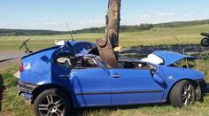 Mladý řidič vyjel ze silnice a narazil do stromu. Neměl šanci přežít