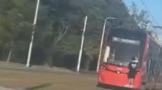 VIDEO: Takhle vypadá hazard se životem. Mladík se vezl na zadním nárazníku tramvaje