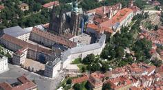 Pražský hrad se "opevnil", turisté stojí v dlouhých frontách