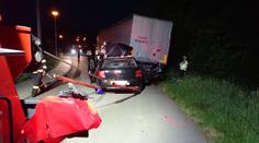 Šílená nehoda na vesnické cestě: Auto zmizelo pod kamionem