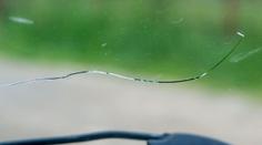 Prasklé čelní sklo je k vzteku. Chytré řešení prý umí prasklinám zabránit