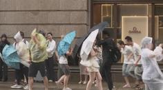 Tajfun Dolphin zasáhl pobřeží Číny. Evakuovali přes milion lidí, doprava nefunguje