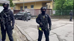 VIDEO: První záběry slovenského atentátníka cestou k soudu