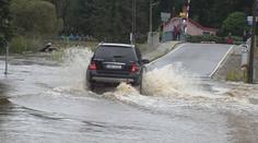 Bouřky způsobily řidičům velké problémy. Některé škody ale pojišťovny neproplatí