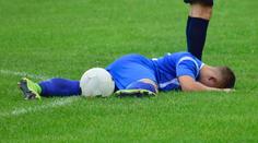 Blikanec v okresním přeboru. Fotbalista Hrádku sestřelil soupeře hlavičkou